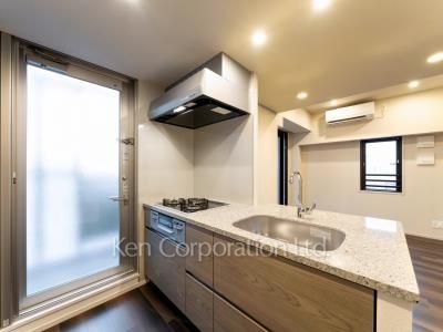 Kitchen ※Photo of the same layout on 15 floor. Decoration and fixture may differ.