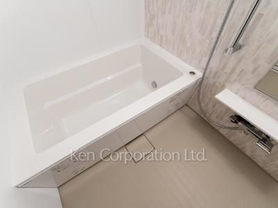 Bath ※Photo of the same layout on 15 floor. Decoration and fixture may differ.