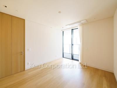 Master Bedroom ※Photo of the same layout on 13 floor. Decoration and fixture may differ.