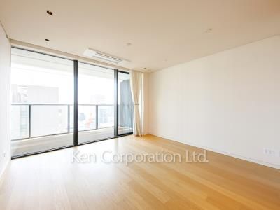 Living-Dining ※Photo of the same layout on 16 floor. Decoration and fixture may differ.