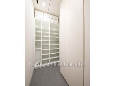 Shoes-In Closet ※Photo of the same layout on 16 floor. Decoration and fixture may differ.