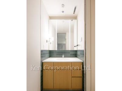 Powder Room ※Photo of the same layout on 16 floor. Decoration and fixture may differ.