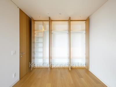 Closet ※Photo of the same layout on 16 floor. Decoration and fixture may differ.