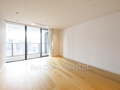Living-Dining ※Photo of the same layout on 16 floor. Decoration and fixture may differ.