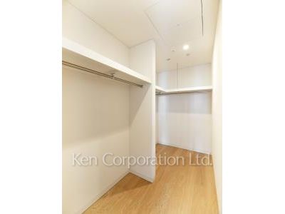 Walk-In Closet ※Photo of the same layout on 32 floor. Decoration and fixture may differ.