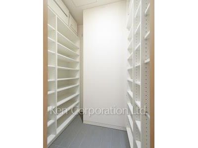 Shoes-In Closet ※Photo of the same layout on 32 floor. Decoration and fixture may differ.