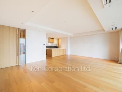 Living-Dining ※Photo of the same layout on 32 floor. Decoration and fixture may differ.