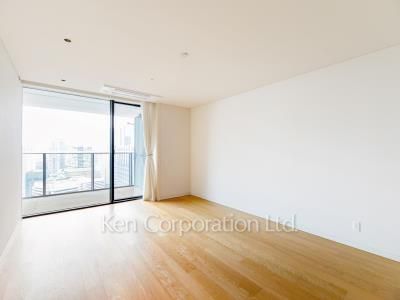 Master Bedroom ※Photo of the same layout on 32 floor. Decoration and fixture may differ.