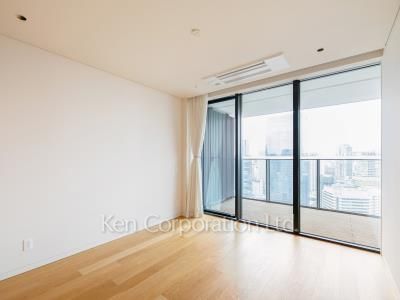 Bedroom ※Photo of the same layout on 32 floor. Decoration and fixture may differ.