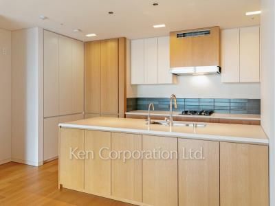 Kitchen ※Photo of the same layout on 32 floor. Decoration and fixture may differ.