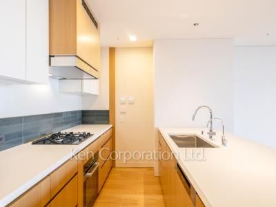 Kitchen ※Photo of the same layout on 32 floor. Decoration and fixture may differ.