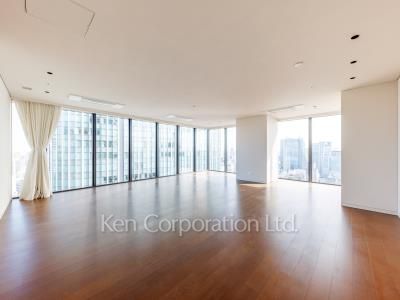 Living-Dining ※Photo of the same layout on 33 floor. Decoration and fixture may differ.