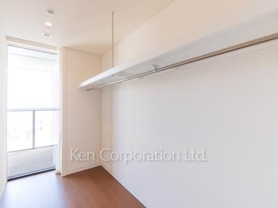 Walk-In Closet ※Photo of the same layout on 33 floor. Decoration and fixture may differ.
