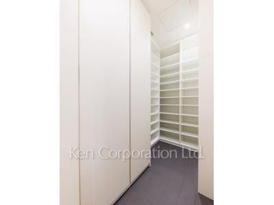 Shoes-In Closet ※Photo of the same layout on 33 floor. Decoration and fixture may differ.