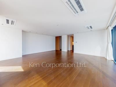 Living-Dining ※Photo of the same layout on 33 floor. Decoration and fixture may differ.