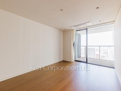 Master Bedroom ※Photo of the same layout on 33 floor. Decoration and fixture may differ.