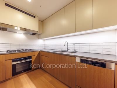 Kitchen ※Photo of the same layout on 33 floor. Decoration and fixture may differ.