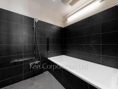 Bath ※Photo of the same layout on 33 floor. Decoration and fixture may differ.