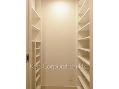 Shoes-In Closet ※Photo of the same layout on 5 floor. Decoration and fixture may differ.