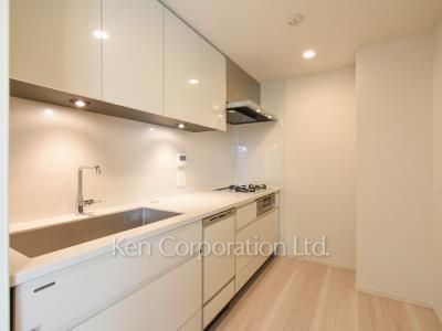 Kitchen ※Photo of the same layout on 5 floor. Decoration and fixture may differ.