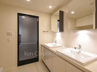 Powder Room ※Photo of the same layout on 5 floor. Decoration and fixture may differ.