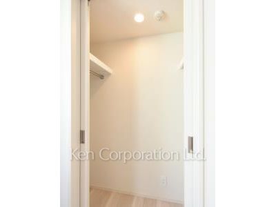 Walk-In Closet ※Photo of the same layout on 5 floor. Decoration and fixture may differ.