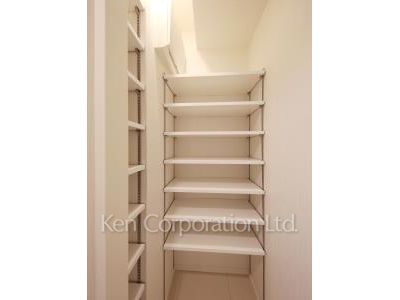 Shoes-In Closet ※Photo of the same layout on 5 floor. Decoration and fixture may differ.