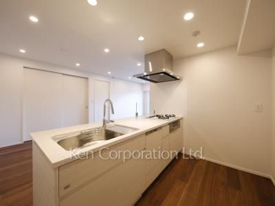 Kitchen ※Photo of the same layout on 5 floor. Decoration and fixture may differ.