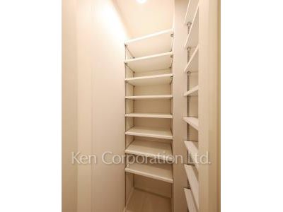 Shoes-In Closet ※Photo of the same layout on 5 floor. Decoration and fixture may differ.