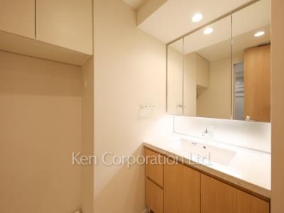 Powder Room ※Photo of the same layout on 5 floor. Decoration and fixture may differ.