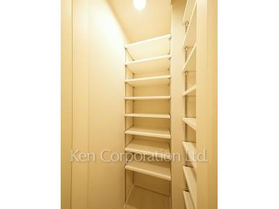 Shoes-In Closet ※Photo of the same layout on 5 floor. Decoration and fixture may differ.