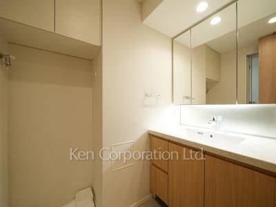 Powder Room ※Photo of the same layout on 5 floor. Decoration and fixture may differ.