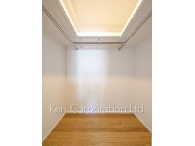 Walk-In Closet ※Photo of the same layout on 4 floor. Decoration and fixture may differ.