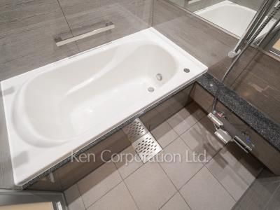 Bath ※Photo of the same layout on 6 floor. Decoration and fixture may differ.