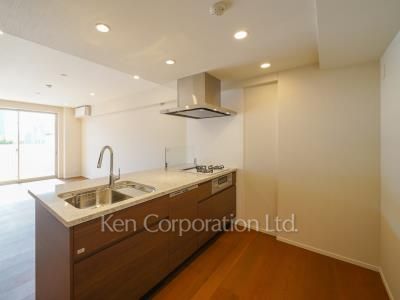 Kitchen ※Photo of the same layout on 6 floor. Decoration and fixture may differ.