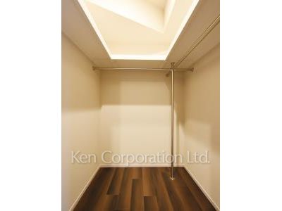 Walk-In Closet ※Photo of the same layout on 15 floor. Decoration and fixture may differ.