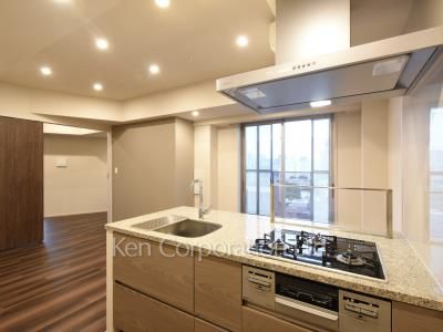 Kitchen ※Photo of the same layout on 15 floor. Decoration and fixture may differ.