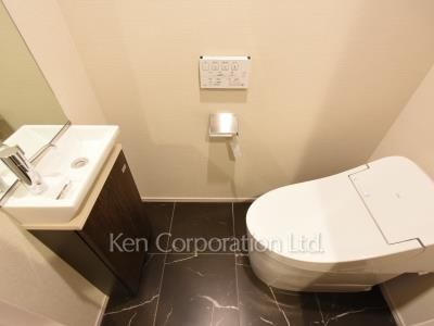 Lavatory ※Photo of the same layout on 15 floor. Decoration and fixture may differ.
