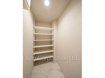 Shoes-In Closet ※Photo of the same layout on 6 floor. Decoration and fixture may differ.