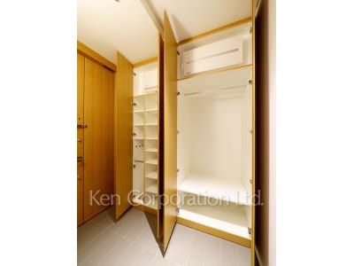 Shoes Closet ※Photo of the same layout on 22 floor. Decoration and fixture may differ.