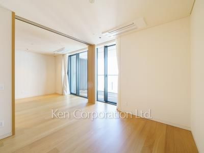 Master Bedroom ※Photo of the same layout on 22 floor. Decoration and fixture may differ.