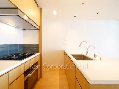Kitchen ※Photo of the same layout on 22 floor. Decoration and fixture may differ.