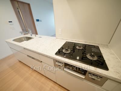 Kitchen ※Photo of the same layout on 19 floor. Decoration and fixture may differ.