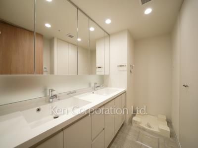 Powder Room ※Photo of the same layout on 19 floor. Decoration and fixture may differ.