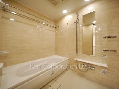 Bath ※Photo of the same layout on 19 floor. Decoration and fixture may differ.