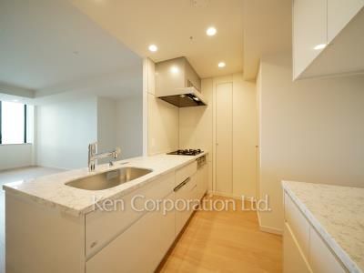 Kitchen ※Photo of the same layout on 19 floor. Decoration and fixture may differ.