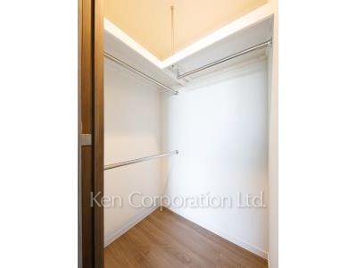 Walk-In Closet ※Photo of the same layout on 20 floor. Decoration and fixture may differ.
