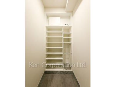 Shoes-In Closet ※Photo of the same layout on 20 floor. Decoration and fixture may differ.