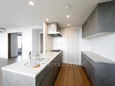 Kitchen ※Photo of the same layout on 20 floor. Decoration and fixture may differ.