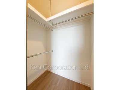 Walk-In Closet ※Photo of the same layout on 20 floor. Decoration and fixture may differ.